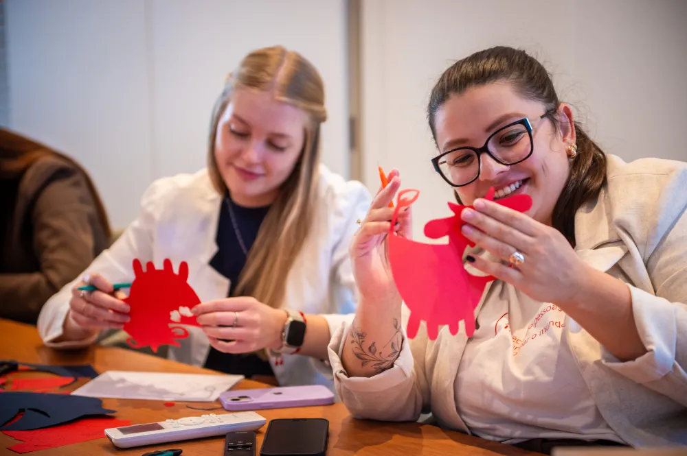 Workshop sobre a arte chinesa do recorte de papel movimenta colaboradores