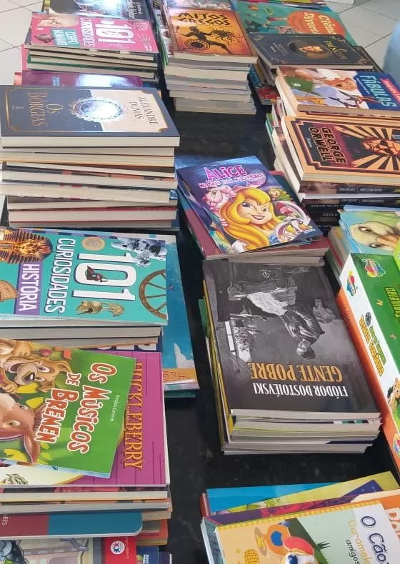 CBT entrega mais de 1 mil livros a quatro escolas em Santa Catarina