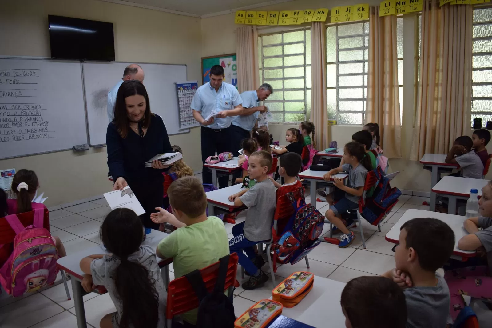 Alusivo ao Dia das Crianças, CBT faz entrega de livros para colorir